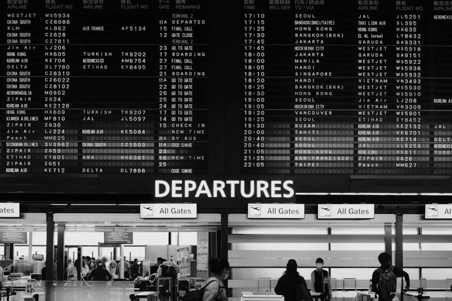 Fahrgäste vor der Abfluganzeige im Terminal