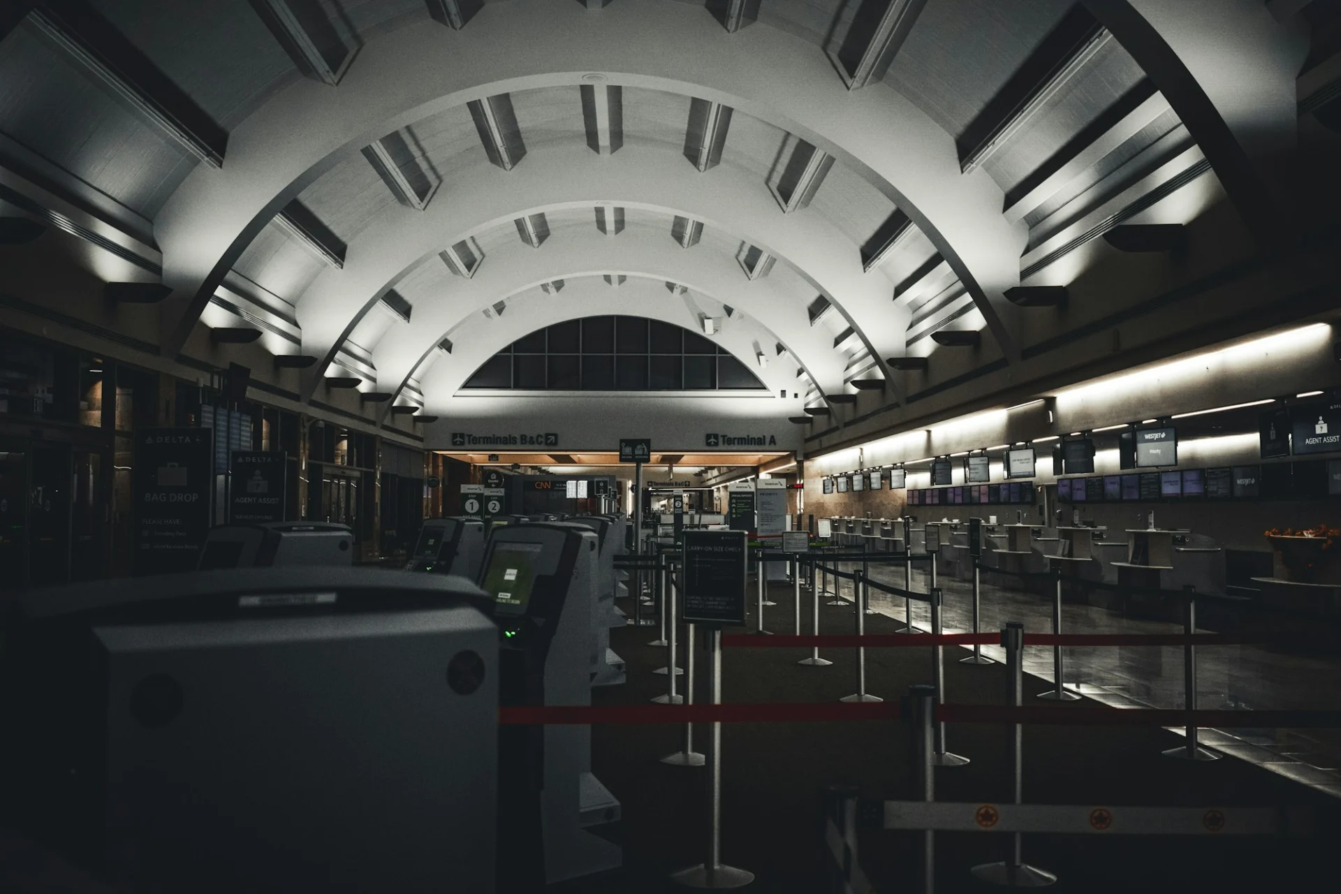 Check-in-Bereich in einer Flughafenhalle