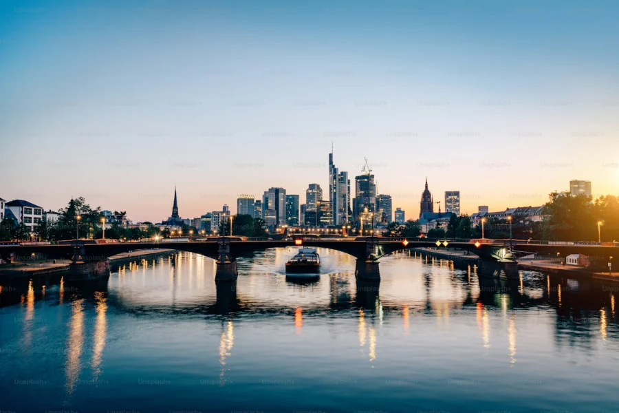 Skyline von Frankfurt am Main mit Mainufer