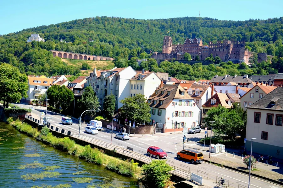 Heidelberger Schloss über der Altstadt am Neckar