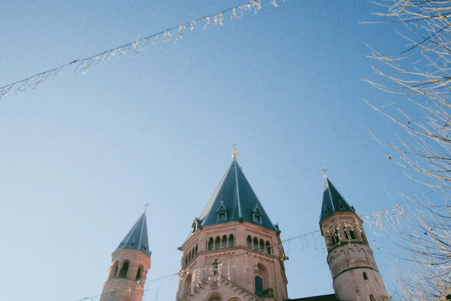 Mainzer Dom mit hohen Türmen vor blauem Himmel