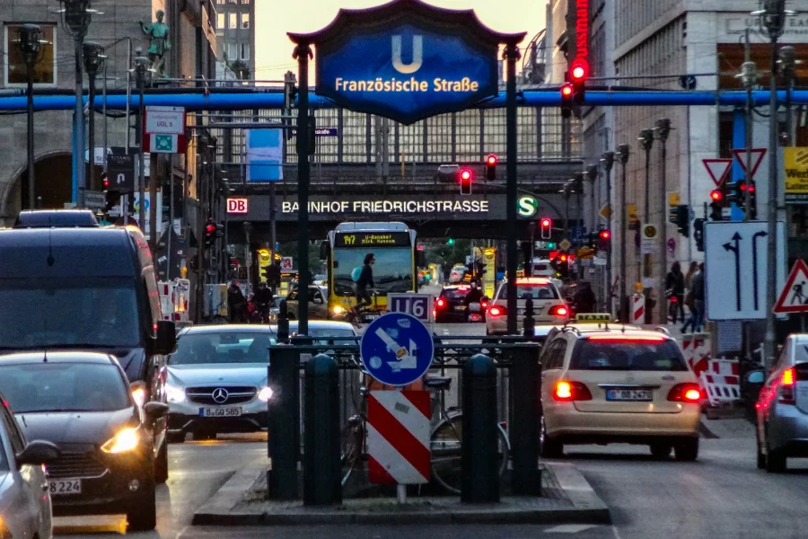 Verkehr auf einer Straße in einer deutschen Innenstadt
