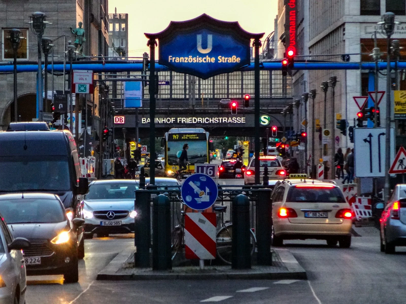 Verkehr auf einer Straße in einer deutschen Innenstadt