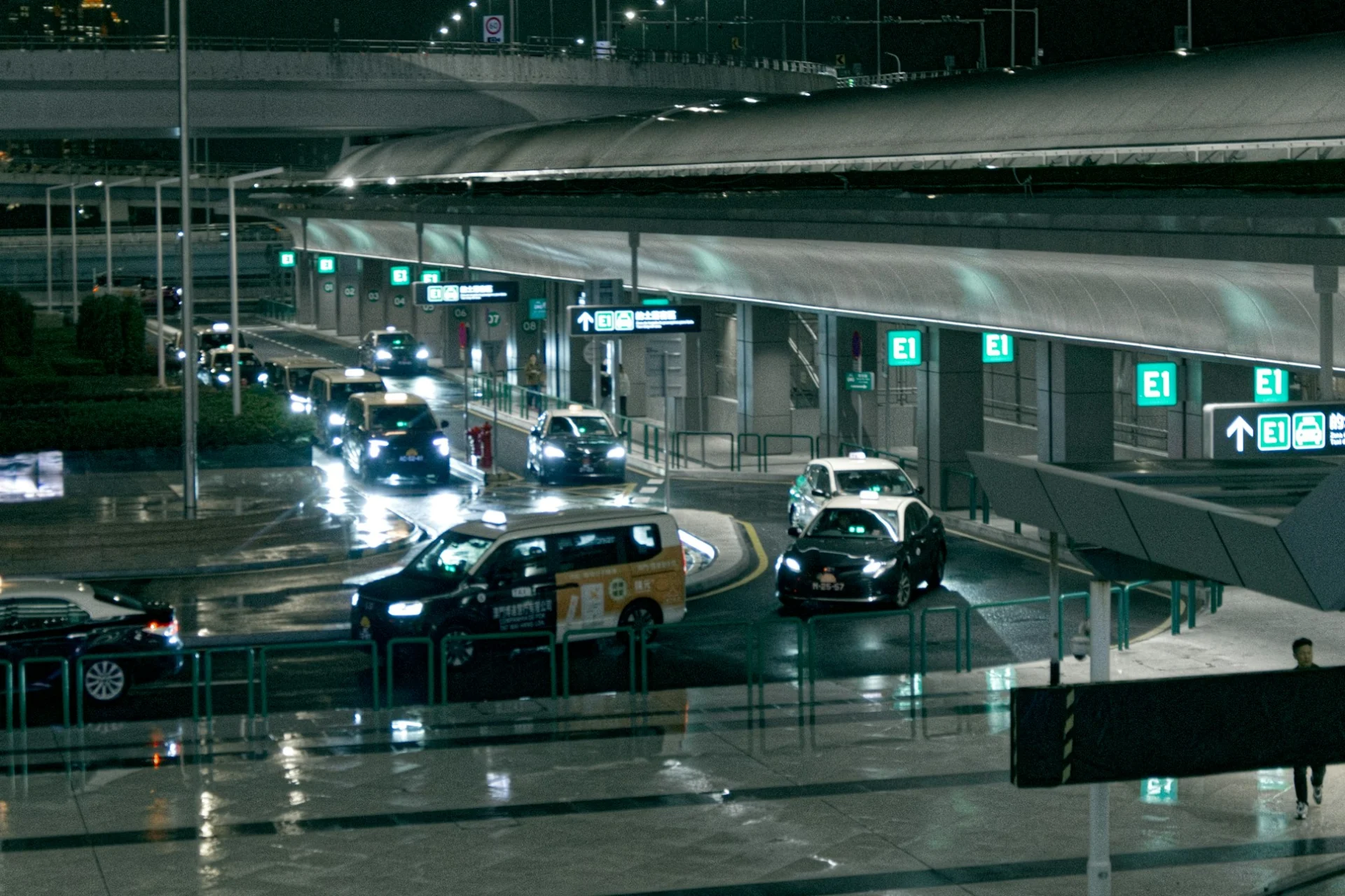 Taxis am Flughafenterminal bei Nacht