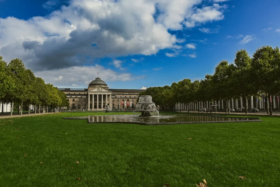 Kurhaus in Wiesbaden mit Säulen und Gartenanlage
